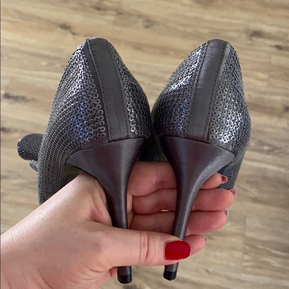 🎀 DONATED Moda Spana Silver Heels with Bow 🎀 - Picture 6 of 6